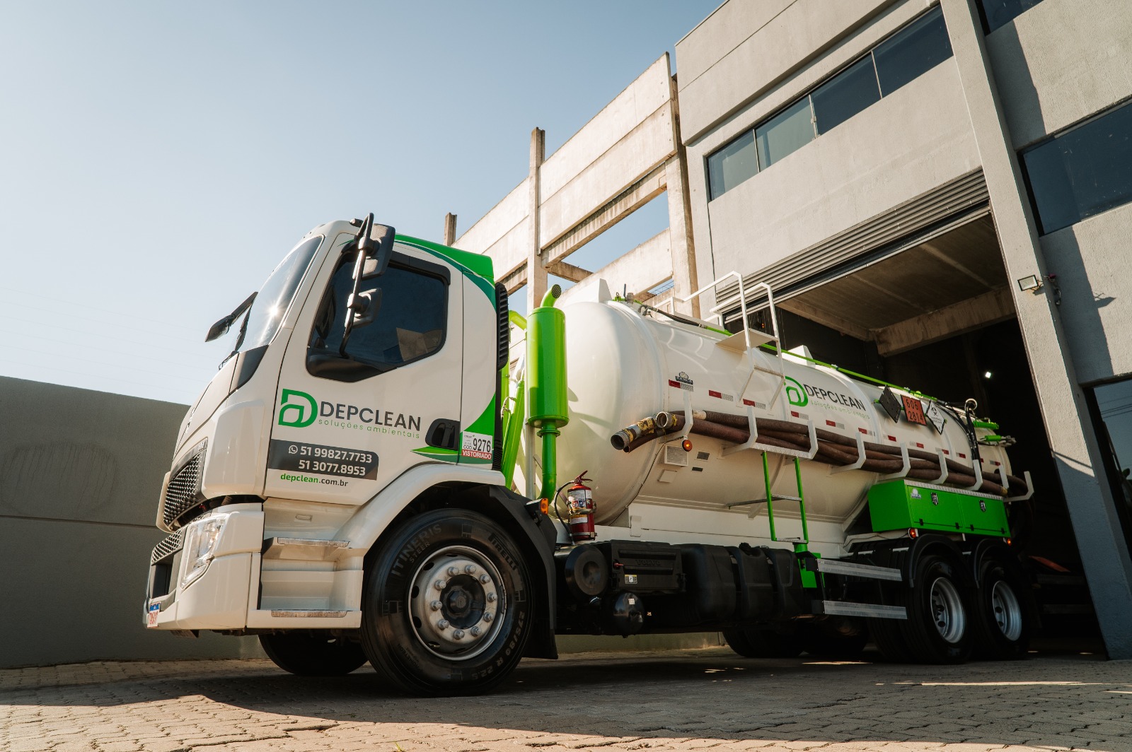 Caminhão de sucção de resíduos da DepClean